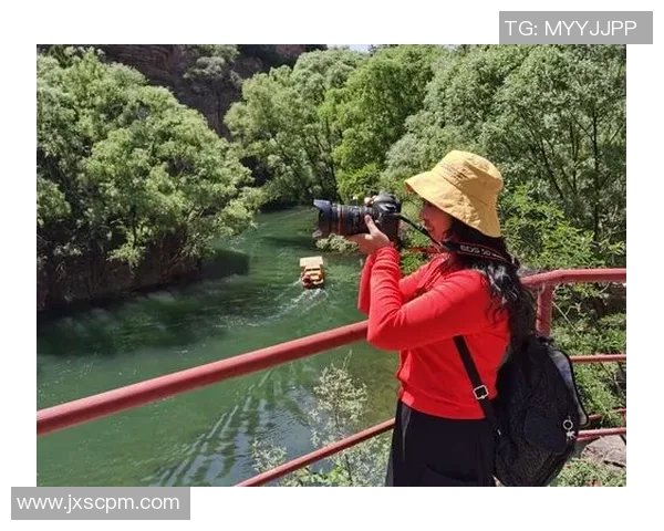 足坛巨星头戴发带亮相赛场展现独特风采引领时尚潮流 足坛巨星头戴发带亮相赛场展现独特风采引领时尚潮流