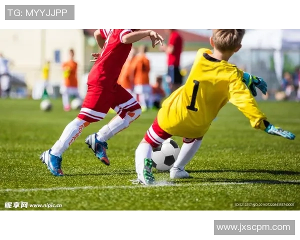 《从小踢球到足坛巨星：足球少年成长记》